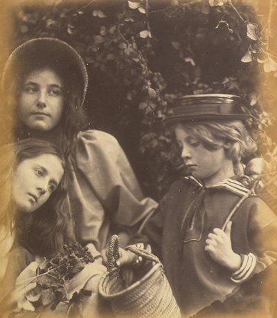 Elizabeth Keown, Kate Keown en Freddy Gould, ca. 1866-1868 door Julia Margaret Cameron
