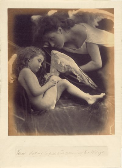 Venus die Cupido berispt en zijn vleugels verwijdert door Julia Margaret Cameron
