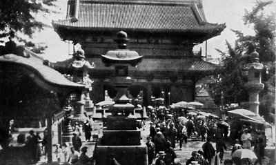 Bij Asakusa, de grote tempel van Tokio, de waarzeggerij is druk, ca. 1900, 1921 door Julian Leonard Street