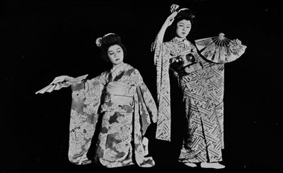 Dansmeisje Kimi-chiyo aanwezig op bijna elk Japans feest in Tokio door Julian Leonard Street