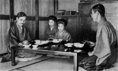 Familielunch à la Japonaise, ca. 1900 door Julian Leonard Street