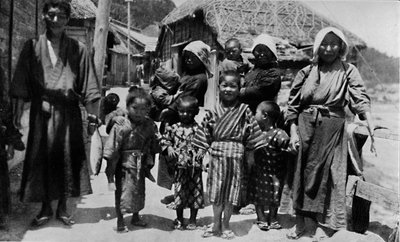 Grote familie van jonge vissers in Nabuto, met negen kinderen, ca. 1900, 1921 door Julian Leonard Street