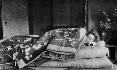 Saki, de huishoudster slaapt op een matras met een hard kussen onder een gewatteerde kimono door Julian Leonard Street