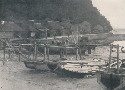 Tai-no-ura - Kleine huisjes op een zandrand met vissersboten, ca. 1900, 1921 door Julian Leonard Street