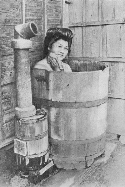 Het bad is een groot vat met houtskoolkachel. Vaak buiten, ca. 1900, 1921 door Julian Leonard Street