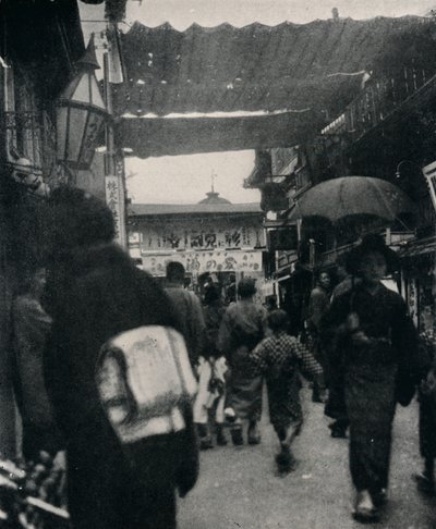 De theaterstraat in Kyoto is een van de meest interessante wegen ter wereld, ca. 1900, 1921 door Julian Leonard Street