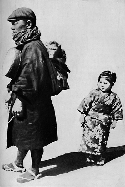 Met zijn trommel en aap is hij Japans equivalent van onze ouderwetse orgeldraaier, c1900, 1921 door Julian Leonard Street