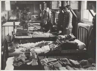 Uitrustingsinspectie, 1939-45 door Jurian van Streeck or Streek