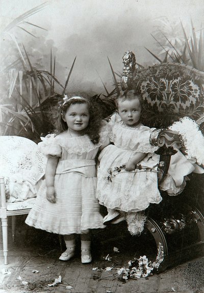 Grootvorstinnen Olga Nikolaevna en Tatiana Nikolaievna van Rusland, eind 19e eeuw door K. von Hahn