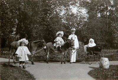 Grootvorstinnen Olga, Tatiana en Maria van Rusland, Tsarskoye Selo, Rusland, ca. 1899-1900 door K. von Hahn