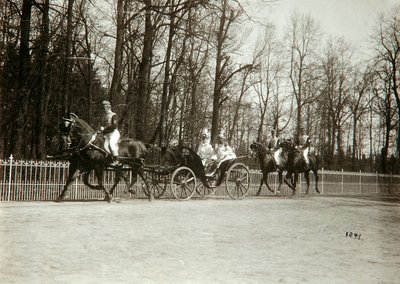 Tsaar Nicolaas II en Tsarina Alexandra Fjodorovna van Rusland in een koets door K. von Hahn