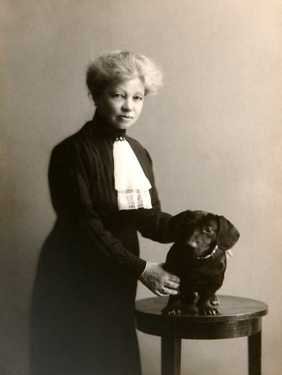 Alexandra Beketova-Blok, Russische auteur en vertaler, met haar hond door Karl August Fischer