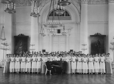 Leerlingen van het Smolny Instituut voor Adellijke Meisjes tijdens een Muziekles, ca. 1913 door Karl Karlovich Bulla
