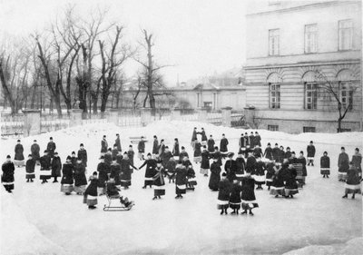 Leerlingen van het Smolny Instituut voor Adellijke Meisjes tijdens een winterwandeling, ca. 1913 door Karl Karlovich Bulla