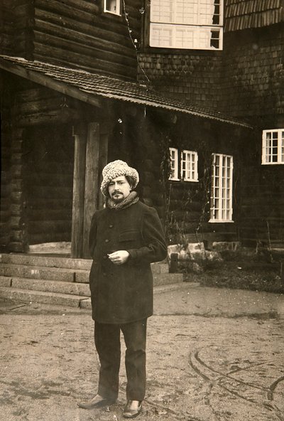Russische auteur Leonid Andreyev bij zijn huis in Vammelsuu Serovo door Karl Karlovich Bulla