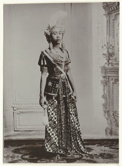 Portret van een Javaanse vrouw met een waaier in de hand en een kroon op het hoofd door Kassian Cephas
