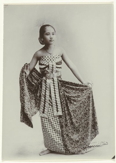 Portret van een jonge Javaanse vrouw in sarong door Kassian Cephas