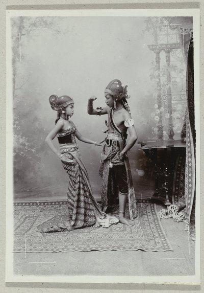 Studio portret van twee Javaanse dansers in traditionele kleding en make up door Kassian Cephas