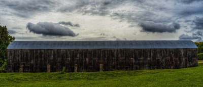 Long Old Barn II, 2020 (foto) door Katha Wood