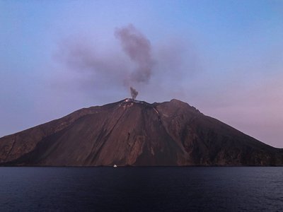 Stromboli onder bewaking 2019 door Katha Wood