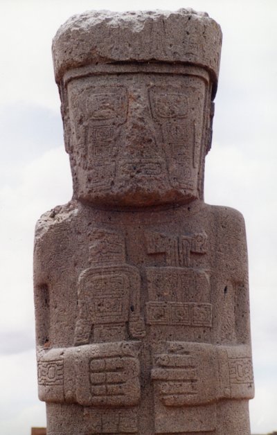 Staande monoliet van Ponce bij Kalasasay, het tempelgebied van de precolumbiaanse site, gebouwd 8e-10e eeuw na Christus (foto) (zie ook 138751) door Katie Attenborough