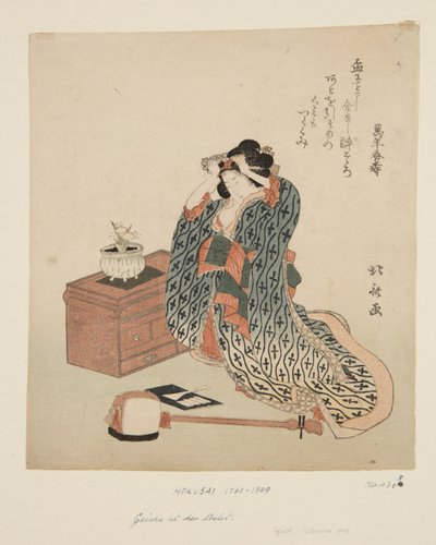Shamisen-speler die haar haar aanpast (kleur houtsnede) door Katsushika Hokusai