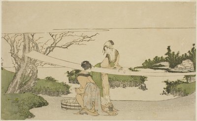 Twee vrouwen die stof uitrekken door Katsushika Hokusai