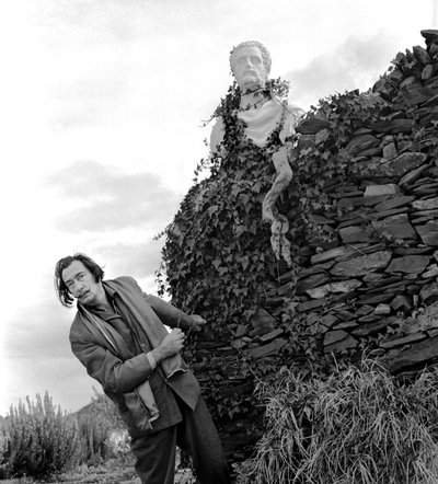 Salvador Dali in Port Lligat, november 1957 door Alec Hunter