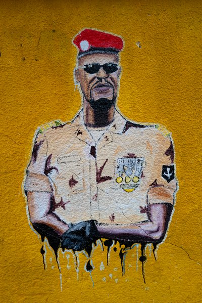 Straatkunstportret van Mamadi Doumbouya, Conakry, 2019 door Alec Hunter