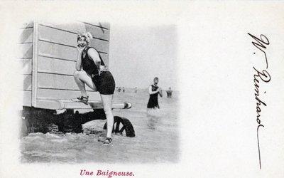 Vrouw in badpak, ca. begin 1900 (ansichtkaart) door Alec Hunter