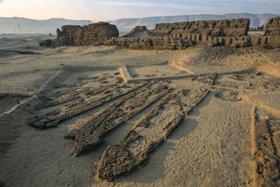 Abydos, 5000 jaar oude houten plankboten in modderstenen graf, vroege dynastie. door Kenneth Garrett