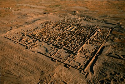Luchtfoto van Gonur, een belangrijk centrum van de Oxus-cultuur, ommuurde kolonie met centraal cita..., 2004 (foto) door Kenneth Garrett