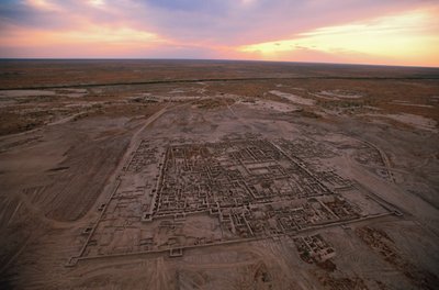 Luchtfoto van opgravingssite; Oxus-beschaving; Turkmenistan; Gonor Depe-site; Victor Sarianidi door Kenneth Garrett