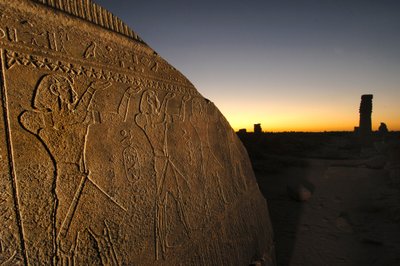 Bark Stand, Grijs Granieten monument in centrale zuilengang van Taharka