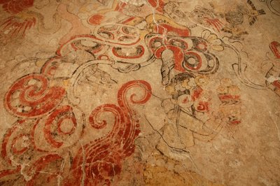 Grotmond van de onderwereld, ingang naar Bloemenberg, Maya; Maya-muurschilderingen; San Bartolo, 2002 (foto) door Kenneth Garrett