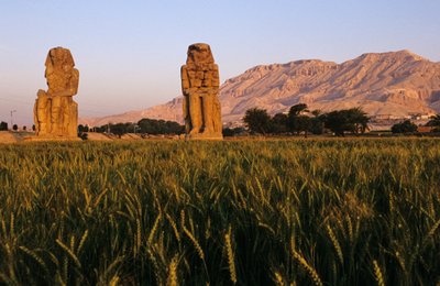Kolossen van Memnon; Amenhotep III door Kenneth Garrett