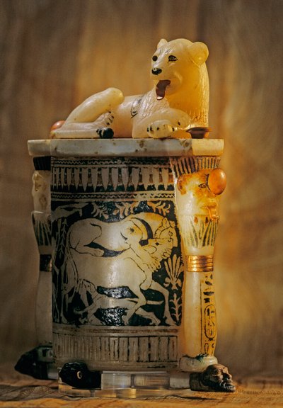 Cosmetische pot met leeuw op deksel door Kenneth Garrett