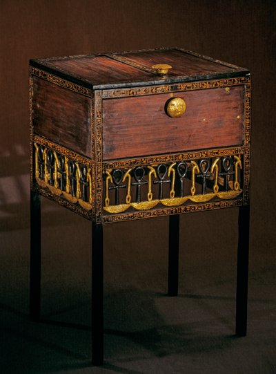 Decoratieve kist met lange poten, 2009 (foto) door Kenneth Garrett