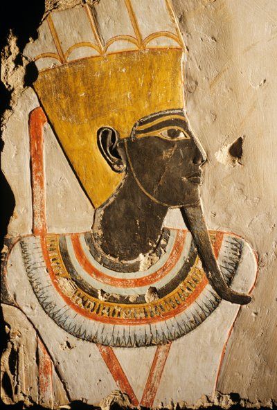 Deir el Bahri; Kalkstenen reliëf; geschilderde God Amun-Min door Kenneth Garrett