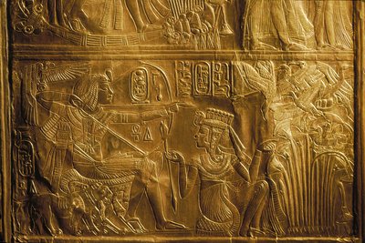 Detail van jachtvogels met boog en pijl op Canopische schrijn, goud, koning Toetanchamon, 2004 (foto) door Kenneth Garrett