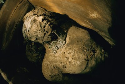 Egypte; Archeologie; Oude Koninkrijk; Saqqara; Mummie; Nefer; Graf, 5e Dynastie door Kenneth Garrett