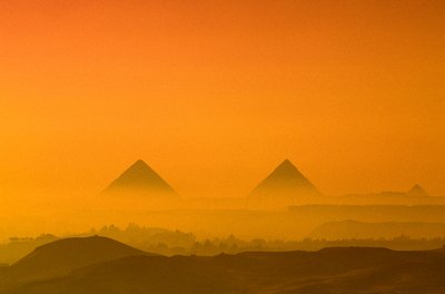 Egypte; Oude Koninkrijk; Gizeh Plateau; Piramides van Gizeh; Khufu; Khafre; Menkaure door Kenneth Garrett