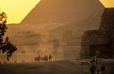 Oude Koninkrijk van Egypte; Gizeh piramide landschappen; Gizeh; Egypte door Kenneth Garrett