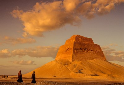 Oude Koninkrijk van Egypte; Piramide van koning Snefru; circa 2575 v.Chr.; Maidum; Egypte, trappiramide door Kenneth Garrett