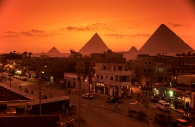 Oude Rijk van Egypte; stadsscenic met piramides; Gizeh Plateau; Gizeh; Egypte door Kenneth Garrett