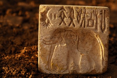 Olifantenstempel, artefact; Oxus Beschaving; Turkmenistan; Archeologie; Victor Sarian..., 2004 (foto) door Kenneth Garrett