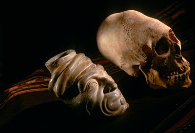 Rijken van de Zon; Bolivia; inheemse volkeren; Andes; Tiwanaku; Craniale Deformatie van..., 2002 (foto) door Kenneth Garrett