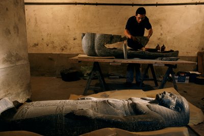 Fragmenten van de basis van de sarcofaag van Senqed is gereconstrueerd, Nieuwe Koninkrijk door Kenneth Garrett