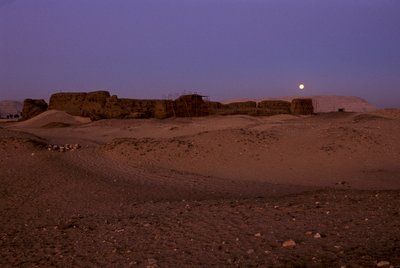 Volle maan ondergang over Shunet van Khasekhemuy, Abydos, Egypte door Kenneth Garrett