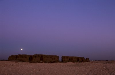 Volle maan ondergang over Shunet van Khasekhemuy, Abydos, Egypte door Kenneth Garrett